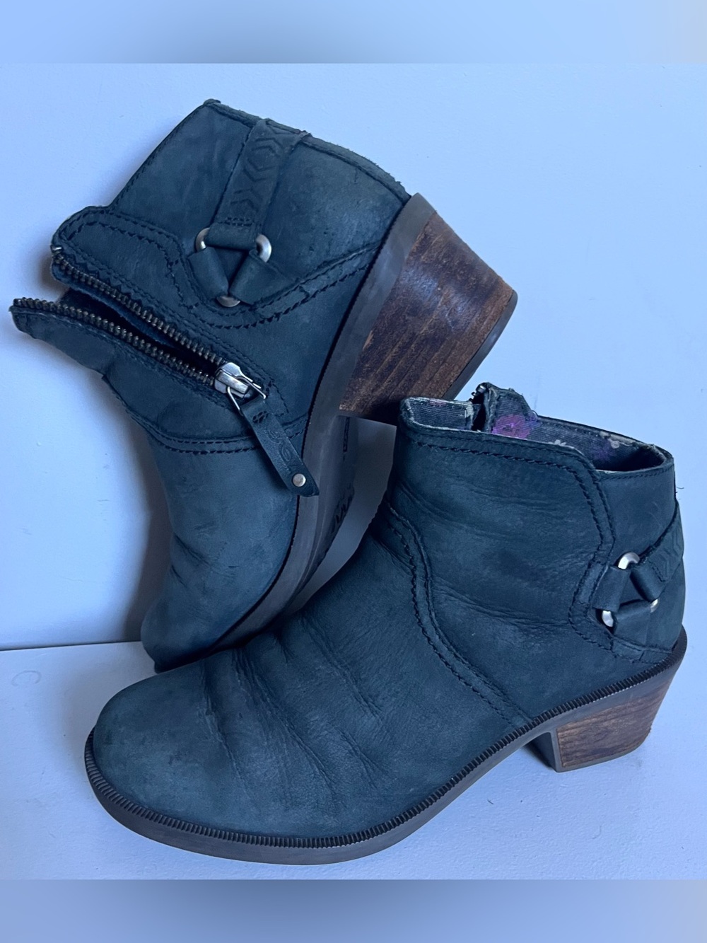 Teva Black Ankle Booties with Side Zip distressed Gray size 6